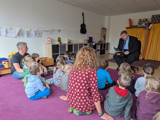 Bürgermeister Dr. Steffen Kania liest im Kindergarten „Goldfischteich“ aus der BilderBuchBande vor